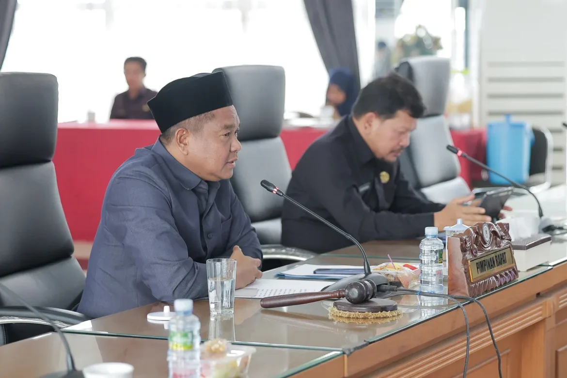 EVALUASI KEMENDAGRI-Pimpinan Banggar yang juga Wakil Ketua DPRD Provinsi Kalsel H Kartoyo SM didampingi Sekretaris TAPD Kalsel yang juga Kepala BPKAD Provinsi Kalsel Fathan saat memimpin rapat Evaluasi Kemendagri atas Pertanggungjawaban Pelaksanaan APBD Provinsi Kalsel Tahun Anggaran 2025.(foto : humasdprdkalsel)