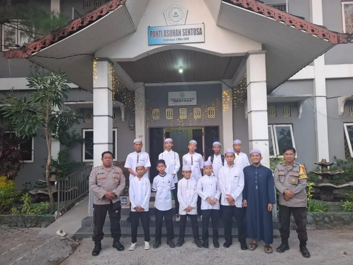 Doa anggota Polresta Banjarmasin saat mewakili Kapolresta Kombes Pol Riza Muttaqin menyantuni anak panti asuhan Sentosa Jalan Belitung Darat Kelurahan Belitung Selatan, Jumat (11/09/2026) pagi.
