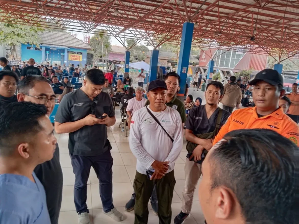 DATANGI POSKO – Direktur Utama RSUD Ulin Banjarmasin Among Wibowo bersama belasan dokter dan tenaga medis mendatangi Posko SAR Nasional KM Virgo Transport 8 di Pelabuhan Penumpang Trisakti Banjarmasin, Minggu (13/9/2026). (foto:sum/brt)