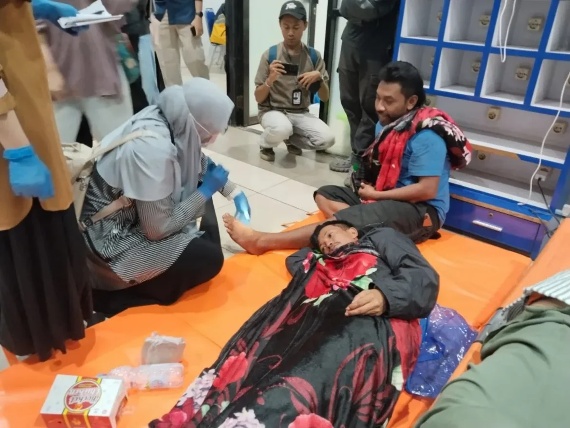 Agus Sugiarto (41), salah seorang korban selamat KM Virgo Transport 8, menjalani pemeriksaan kesehatan setelah tiba di Pelabuhan Trisakti Banjarmasin, Minggu (13/9/2026) petang. (foto:(Istimewa)