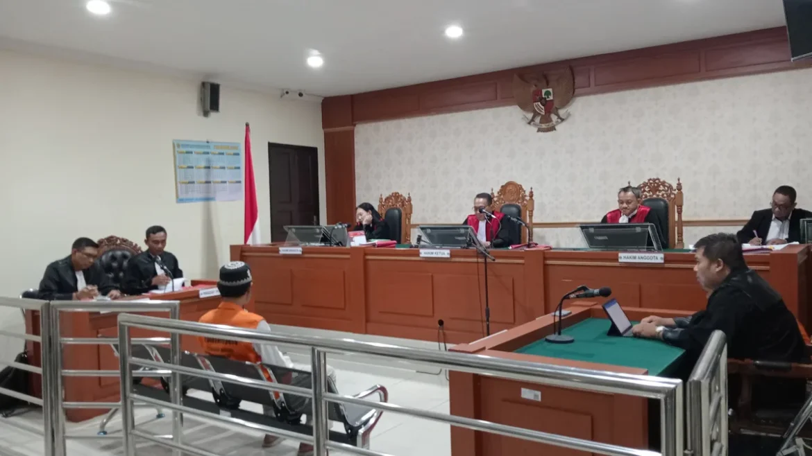 Hafis saat duduk di kursi pesakitan PN Banjarmasin (Foto Istimewa)
