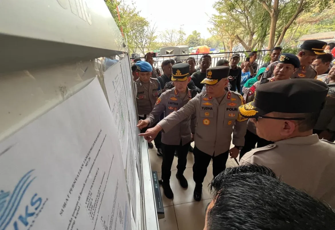 DAFTAR NAMA – Kapolda Kalimantan Selatan Irjen Pol Rosyanto Yudha Hermawan didampingi Kapolresta Banjarmasin Kombes Pol Riza Muttaqin dan Kapolsek KPL AKP M Abdul Rauf di Pelabuhan Trisakti Banjarmasin, Senin (14/9/2026) sore. (foto: Iman Satria)