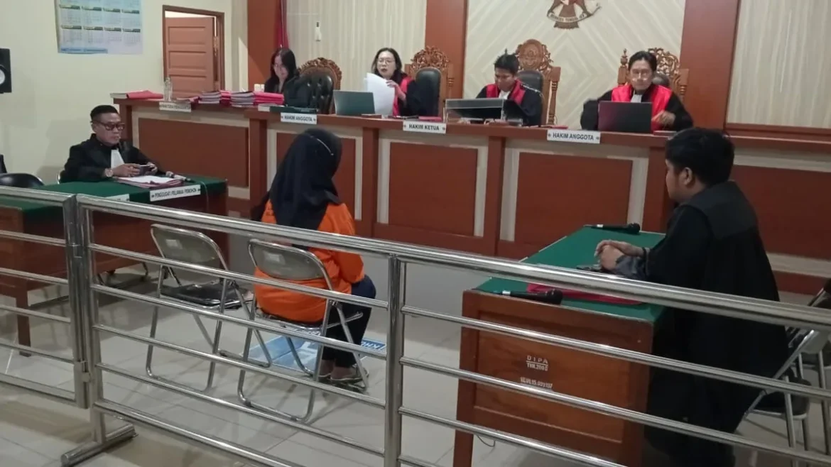 TERDAKWA – Henny Rupianti SH, seorang notaris yang didakwa melakukan tindak pidana penipuan dan kini harus duduk di kursi pesakitan.