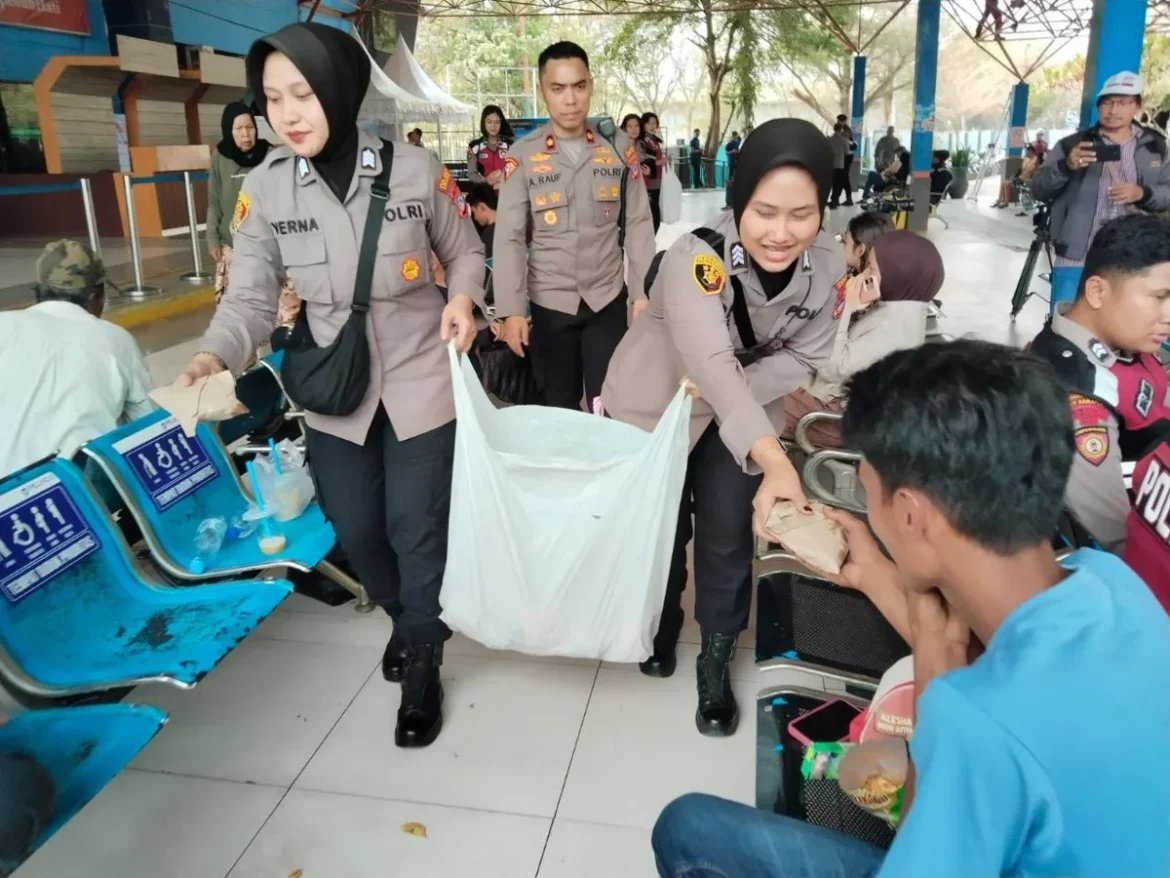 Kapolsek KPL Banjarmasin Kompol Dr Muhammad Abd Rauf saat memimpin pembagian nasi bungkus untuk keluarga korban KM Virgo Transport 8, relawan dan petugas di Posko SAR, Selasa (15/9/2026) siang. (foto:sum/brt)