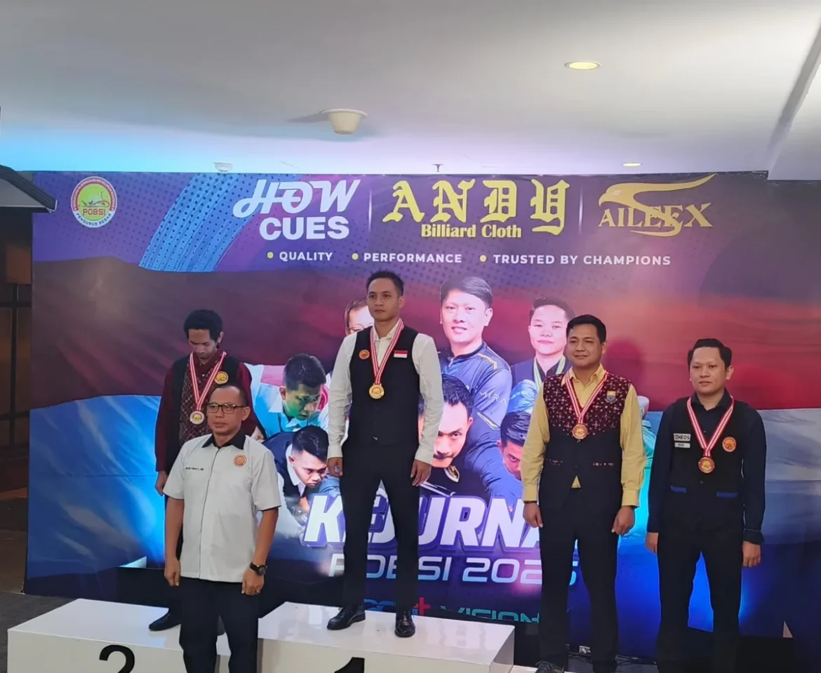 Pebiliar Kalsel naik podium saat Kejurnas POBSI 2026 di iNews Tower Jakarta. (foto: ist/brt)