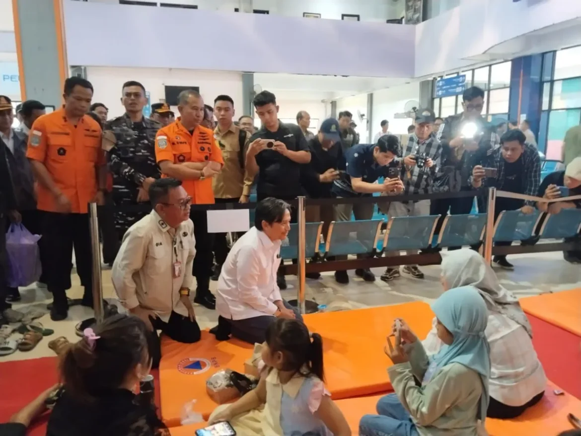 KELUARGA KORBAN - Wagub Kalsel Hasnuryadi Sulaiman saat duduk bersama menjenguk keluarga korban KM Virgo Transport 8 yang tenggelam di ruang induk Terminal Penumpang Pelabuhan Trisakti Banjarmasin, Selasa (15/9/2026) sore. (foto:sum//brt)