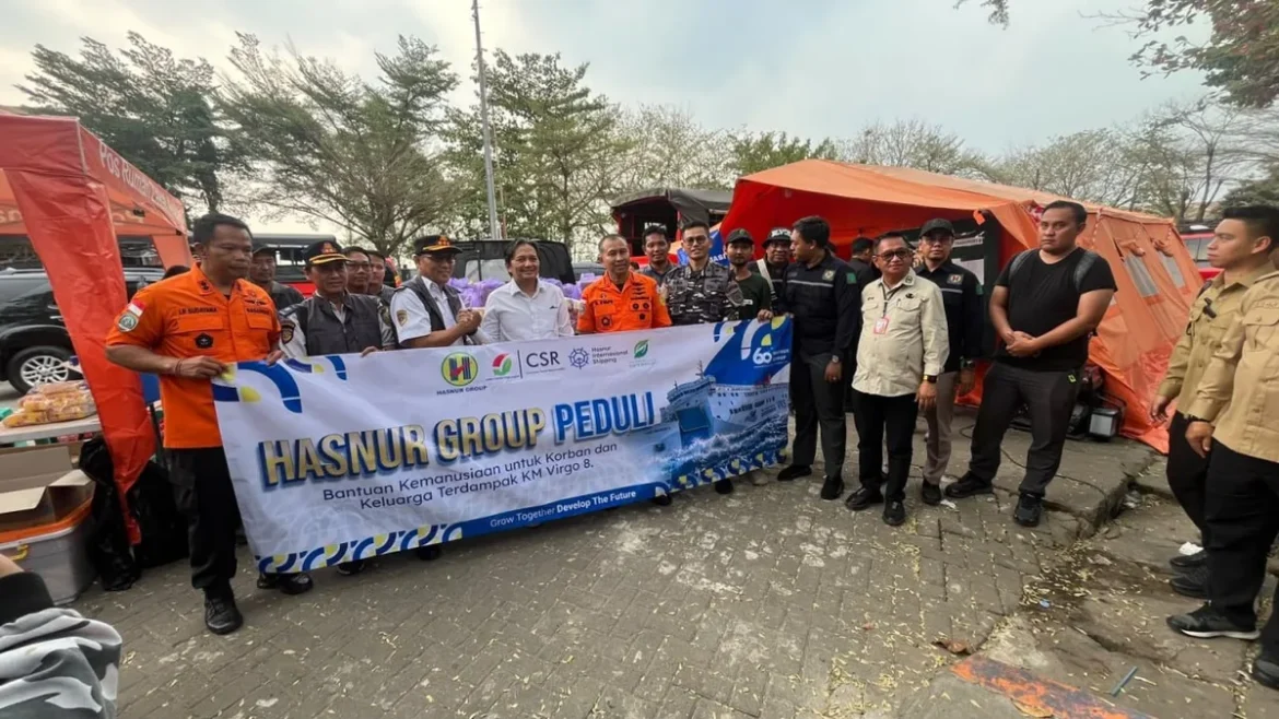 Bantuan dari Hasnur Group dengan UPZ Bakti Bersama yang diserahkan langsung oleh Hasnuryadi Sulaiman kepada keluarga korban, relawan dan petugas SAR di Pelabuhan Terisakti Banjarmasin, Selasa (15/9/2026) sore.(foto:istimewa)