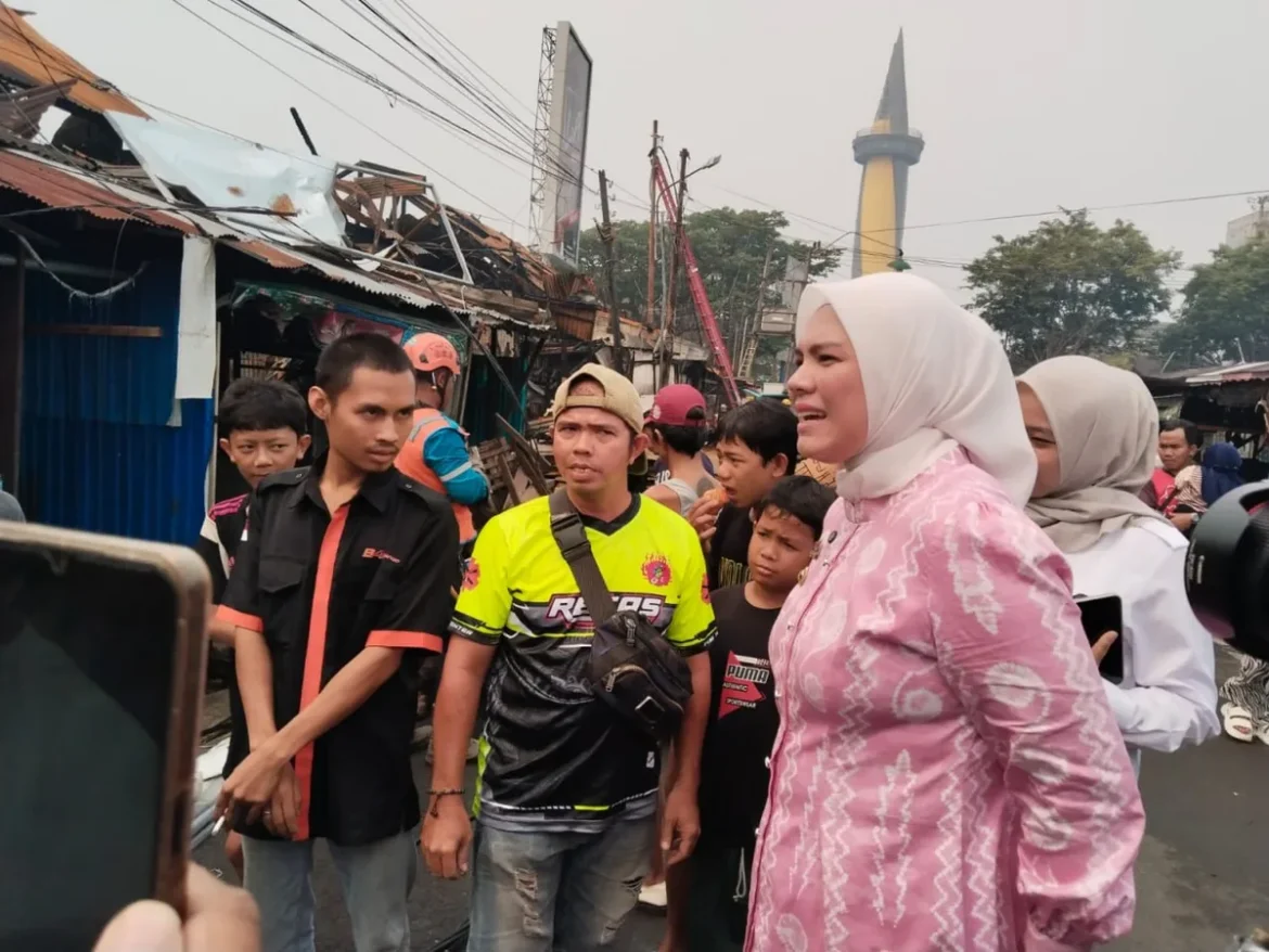 Wakil Wali Kota Banjarmasin Hj Ananda saat meninjau korban kebakaran di Pasar Lama, Rabu (16/9/2026) pagi. (foto:sum/brt)
