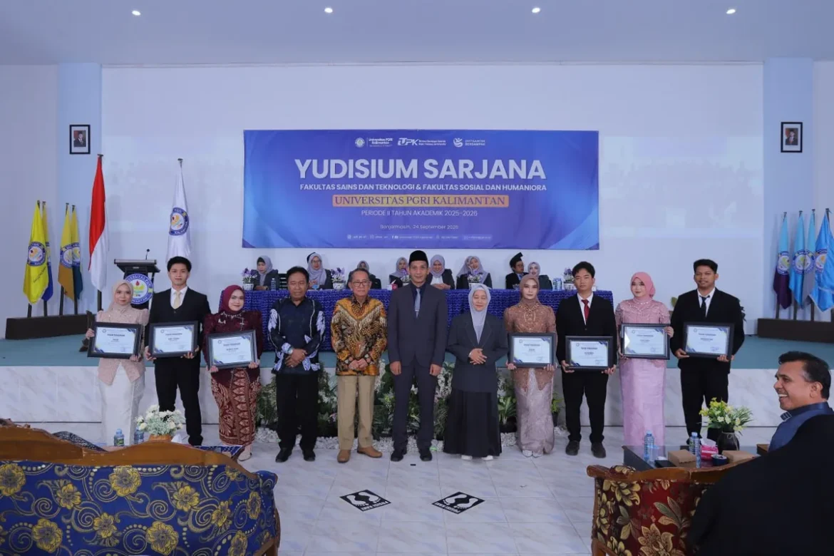 Jajaran pimpinan Universitas PGRI Kalimantan berfoto bersama lulusan terbaik usai Yudisium Sarjana Periode II Tahun Akademik 2025/2026 di auditorium kampus di Banjarmasin, Kamis (24/9/2026).(foto:ist).