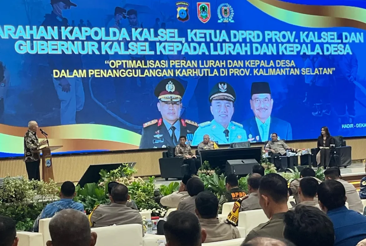 Gubernur Kalsel H Muhidin saat memberikan materi terkait penanganan karhutla saat diskusi dengan para lurah se-Kalsel, di Auditorium Polda Kalsel Banjarbaru, Kamis (15/10/2026). (foto: Iman Satria/BRT)