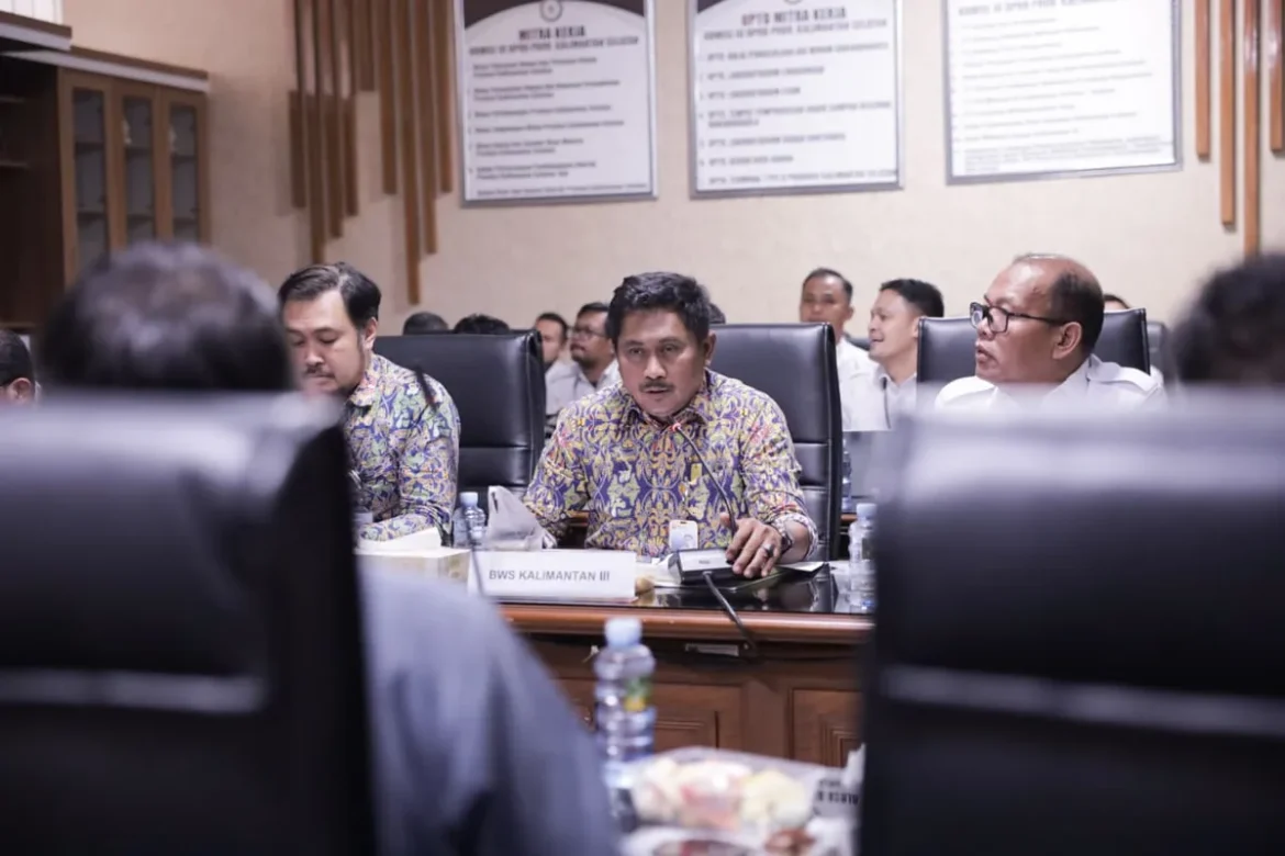 HADIRI RDP-Plt Kepala Balai Wilayah Sungai (BWS) Kalimantan III Banjarmasin, Sandi Erryanto saat menghadiri rapat dengar pendapat (RDP) bersama Komisi III DPRD Provinsi Kalsel dan pihak terkait lainnya.(foto : humasdprdkalsel)