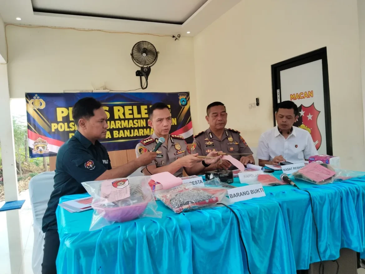 Kapolresta Banjarmasin Kombes Pol Riza Muttaqin saat menunjukkan barbuk tongkat komando berisi senjata tajam (Sajam) dalam konferensi pers di Mapolsek Selatan, Rabu (14/10/2026) kemarin. (foto: sum/brt)