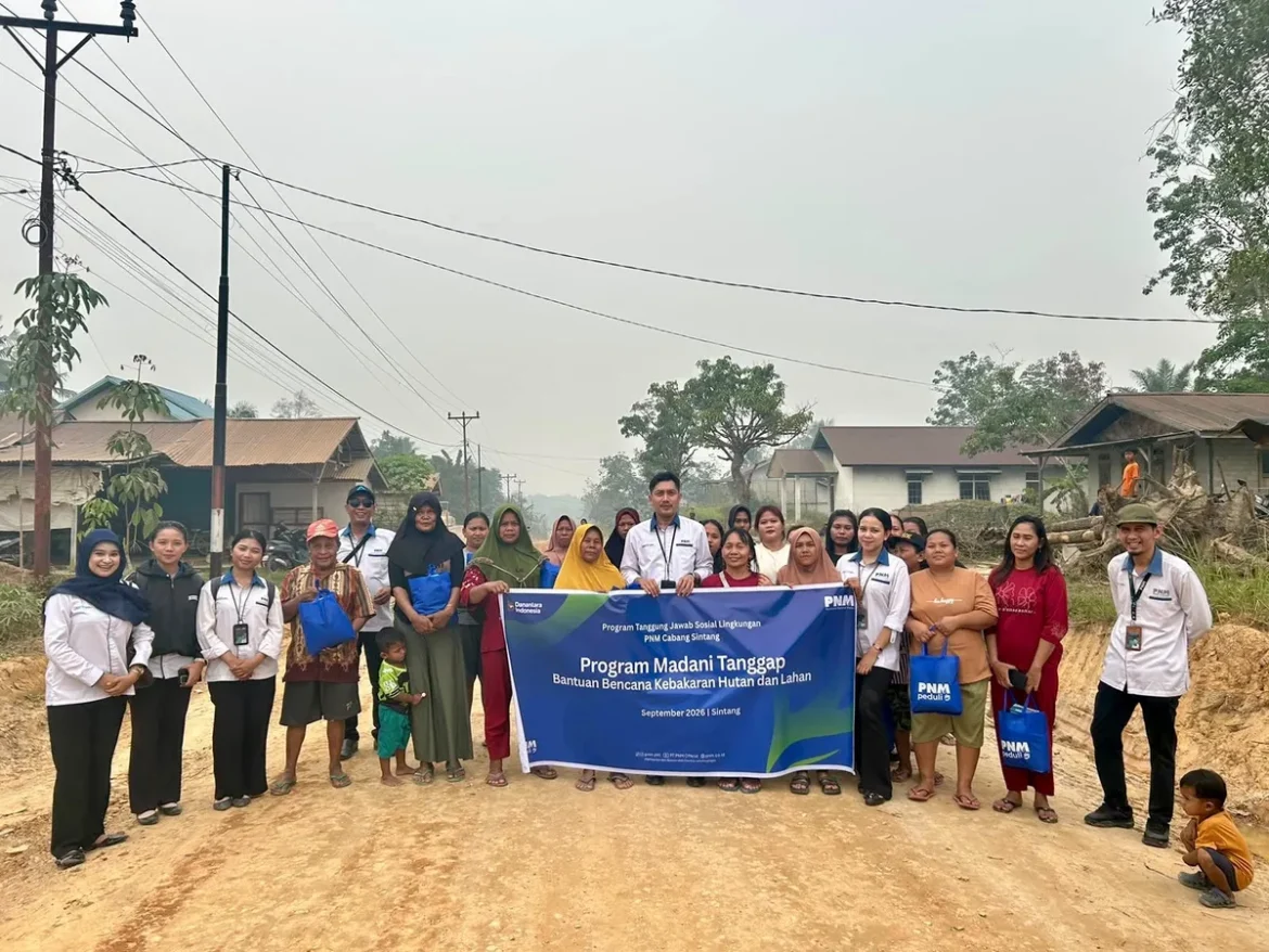 Melalui Program Madani Tanggap Bencana Kebakaran Hutan dan Lahan, PNM Cabang Sintang menyalurkan bantuan bagi warga terdampak karhutla di Sintang, Kalimantan Barat, September 2025. Program ini merupakan bagian dari gerakan kepedulian PNM secara nasional. (Foto: Ist/ PNM)
