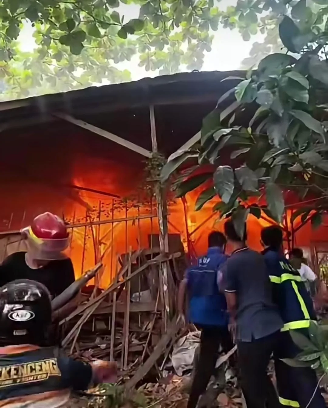 API BERKOBAR - Api kembali menghanguskan bangunan pembuat mebel dan bengkel las di Jalan Pramuka Banjarmasin, Jumat (16/10/2026) siang. (foto: istimewa)