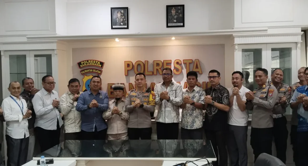 Setelah audiensi selesai dan saling memberi souvenir, Kapolresta Banjarmasin Kombes Pol Riza Muttaqin foto bersama dengan Sekjen DePA-RI Sugeng Ari Wibowo dan Ketua DPD DePA-RI Kalsel Dr. Nizar Tanjung, S.H., M.H., juga Wakil Ketua Bidang Advokasi dan Pembelaan Anggota / Wakil Ketua III H Rahmat Fadillah, S.H., serta pengurus lainnya, Jum'at (16/10/2026) sore. (Foto: istimewa)