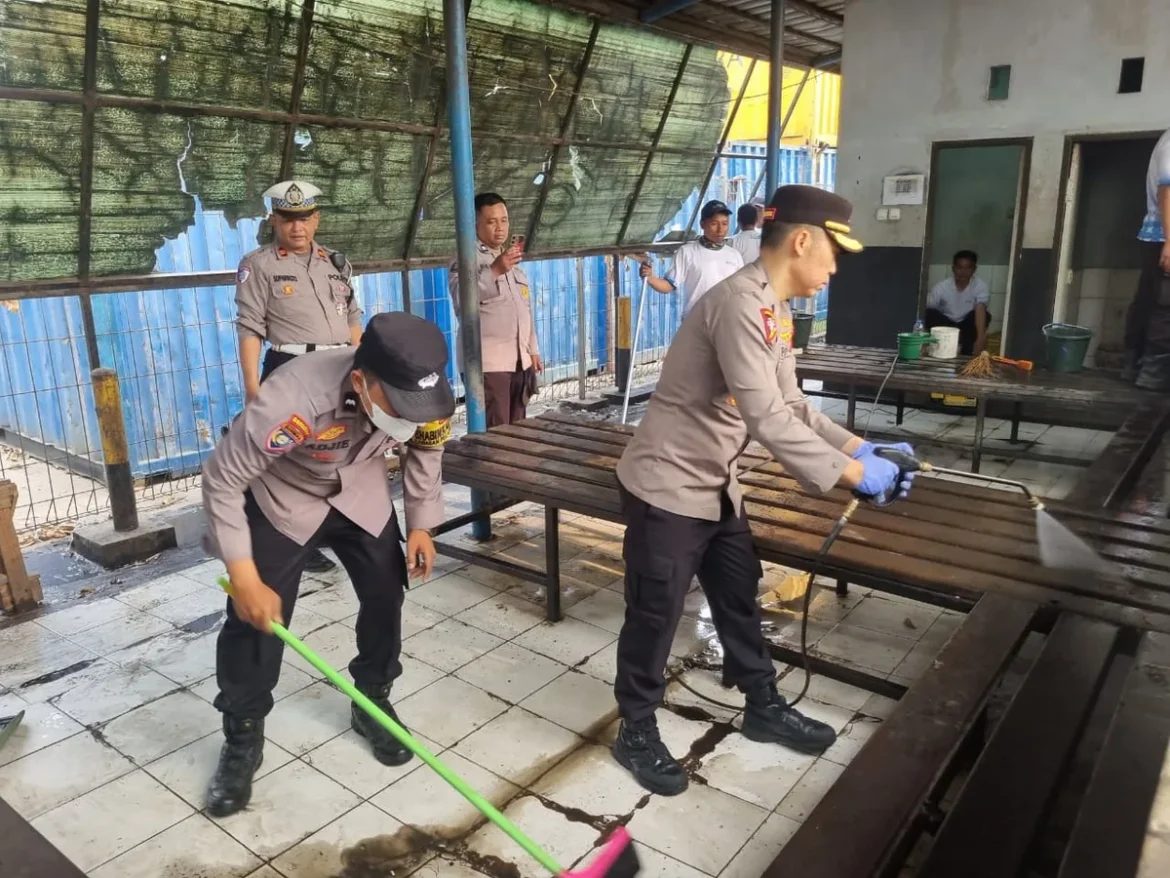 BERSIH-BERSIH - Anggota Polsek KPL Polresta Banjarmasin saat aksi bersih-bersih di kawasan Pelabuhan Trisakti, demikian juga Polsek Banjarmasin Utara, Jumat (16/10/2026) pagi. (foto: istimewa)