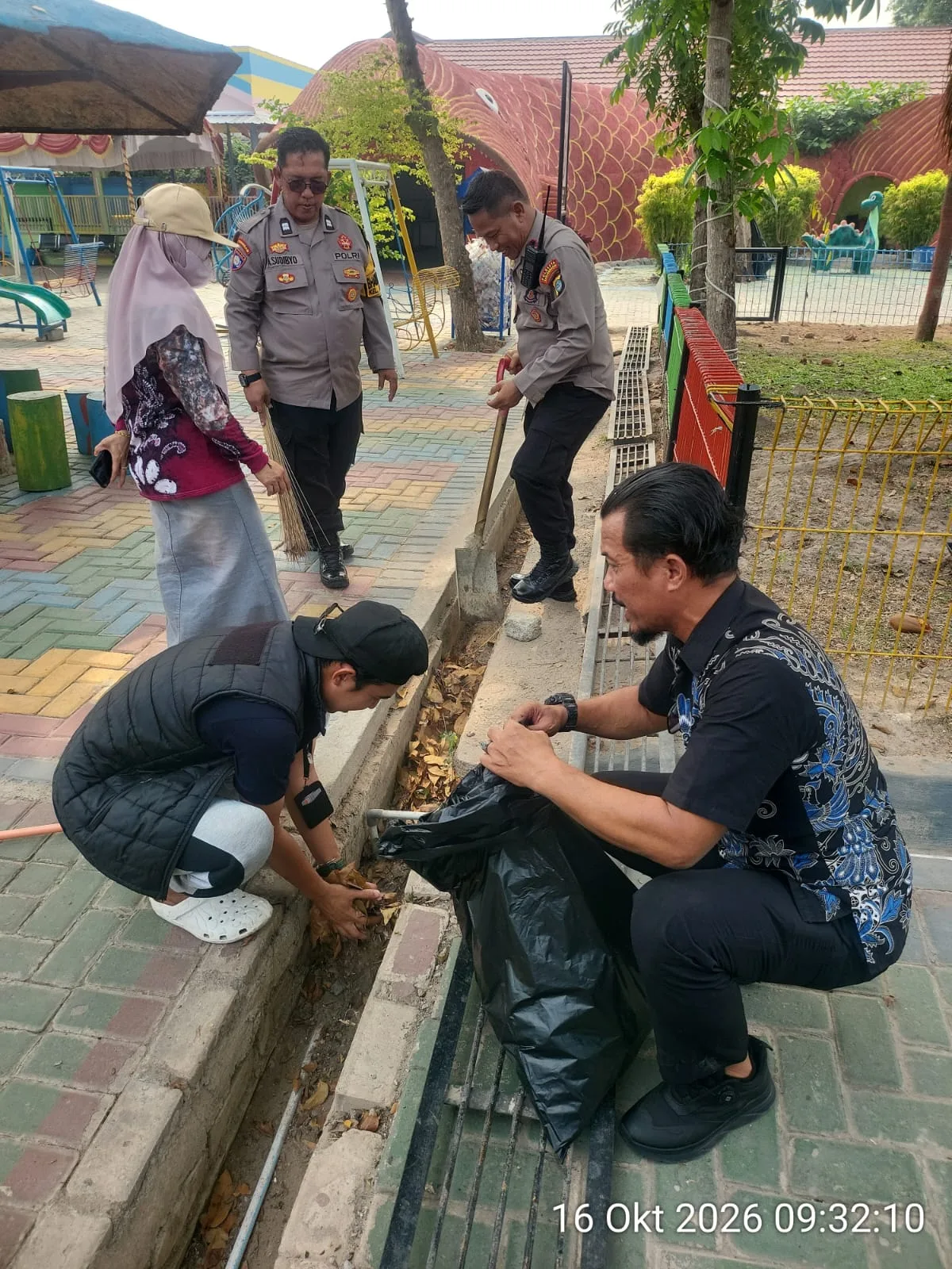 BERSIH-BERSIH - Anggota Polsek KPL Polresta Banjarmasin saat aksi bersih-bersih di kawasan Pelabuhan Trisakti, demikian juga Polsek Banjarmasin Utara, Jumat (16/10/2026) pagi. (foto: istimewa)