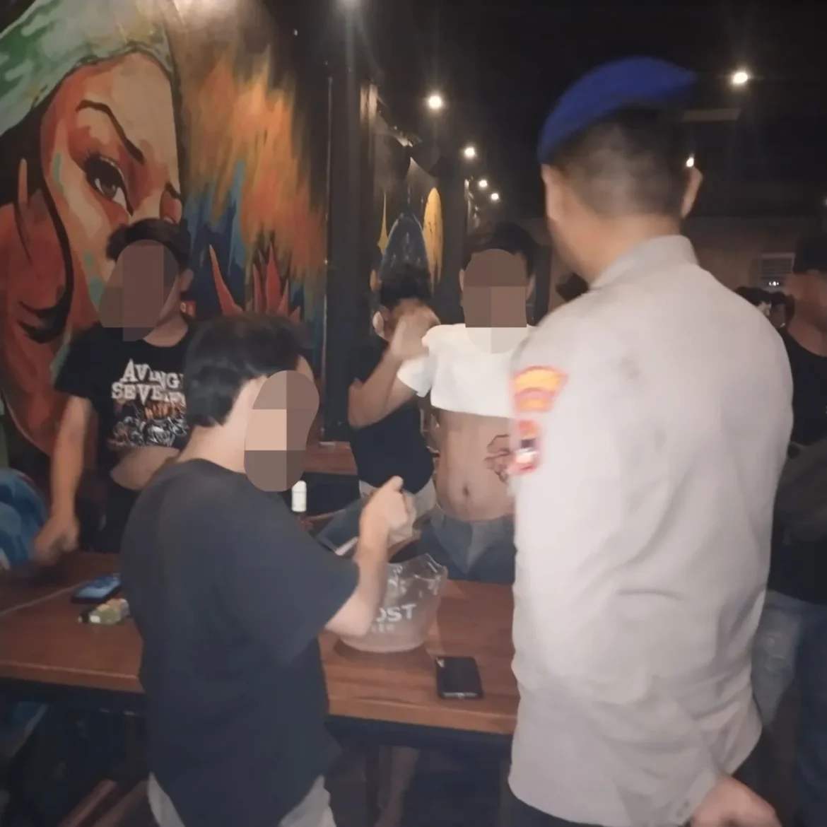 GELEDAH PENGUNJUNG - Anggota Polwan dan tim gabungan saat memeriksa tas dan dompet sejumlah pengunjung kafe di Banjarmasin, Minggu (18/10/2026) dini hari. (foto:istimewa)