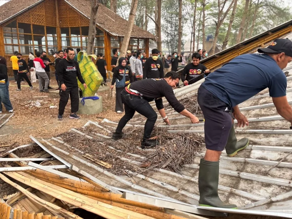 Pembongkaran kawasan wisata Kampung Ketupat.