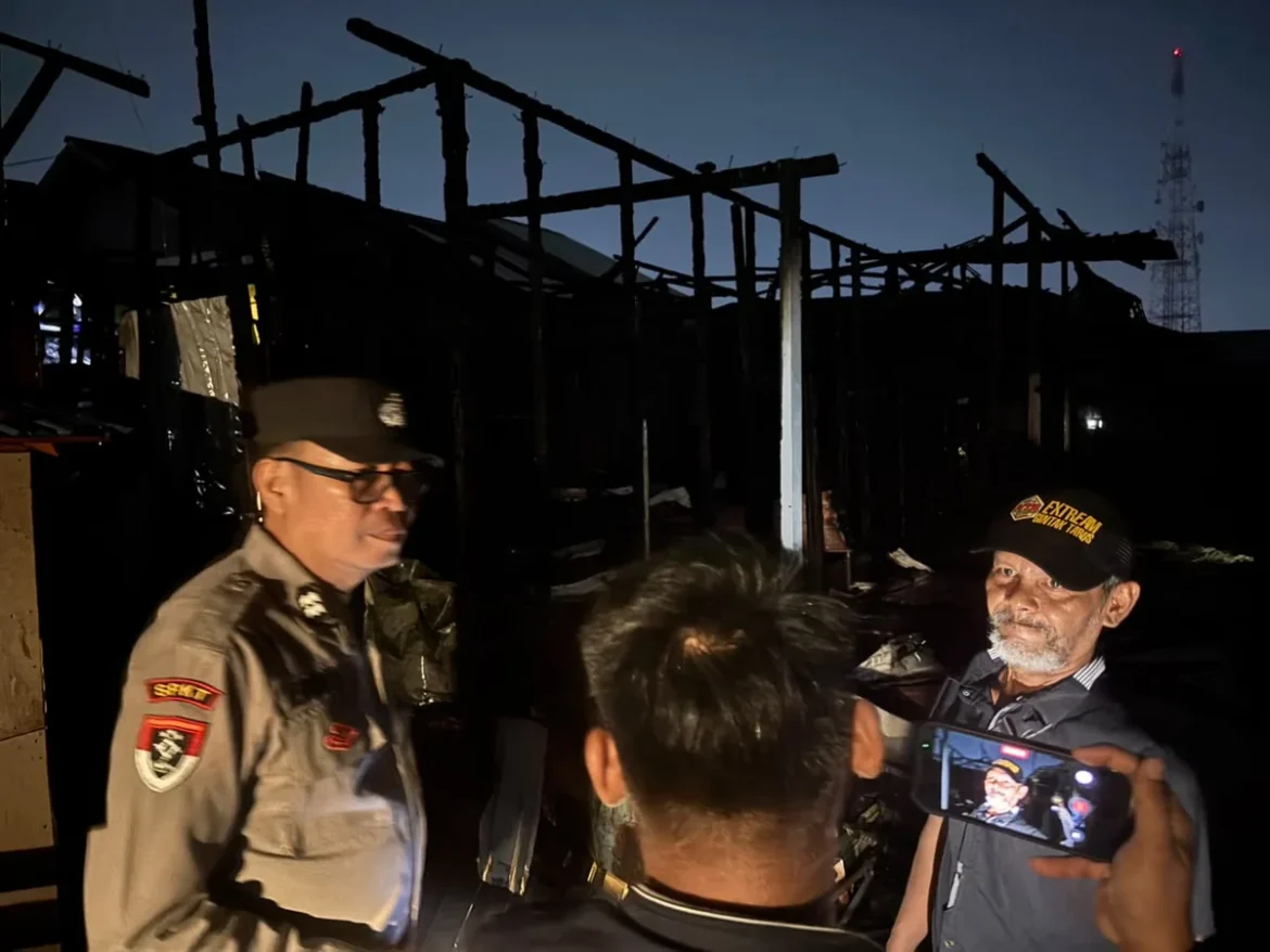 KETERANGAN WARGA - Dua anggota Polsek Banjarmasin Timur saat meminta keterangan dari warga atas musibah kebakaran di Gang Tunjung Maya Kelurahan Karang Mekar, Minggu (18/10/2026). (foto:istimewa)