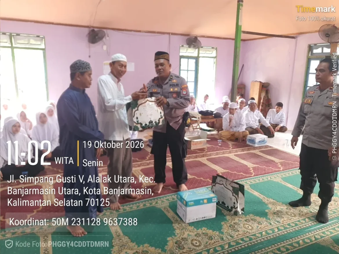 BANTUAN SAJADAH - Kapolsek Banjarmasin Utara AKP Sunardi saat memberikan bantuan berupa alat tulis, sajadah, dan kertas HVS kepada Pondok Pesantren Shiratut Thalibin, Jalan Alalak Utara, Kelurahan Alalak Utara, Kecamatan Banjarmasin Utara, Senin (19/10/2026). (foto:istimewa)