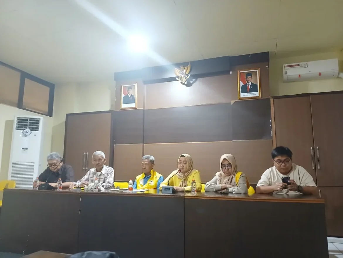 HUT GOLKAR-Pengurus Golkar dan Panitia Gelar Jumpa Pers pelaksanaan perayaan HUT ke-62 Tahun Partai Golkar di Kalsel.(foto : sophan/brt)