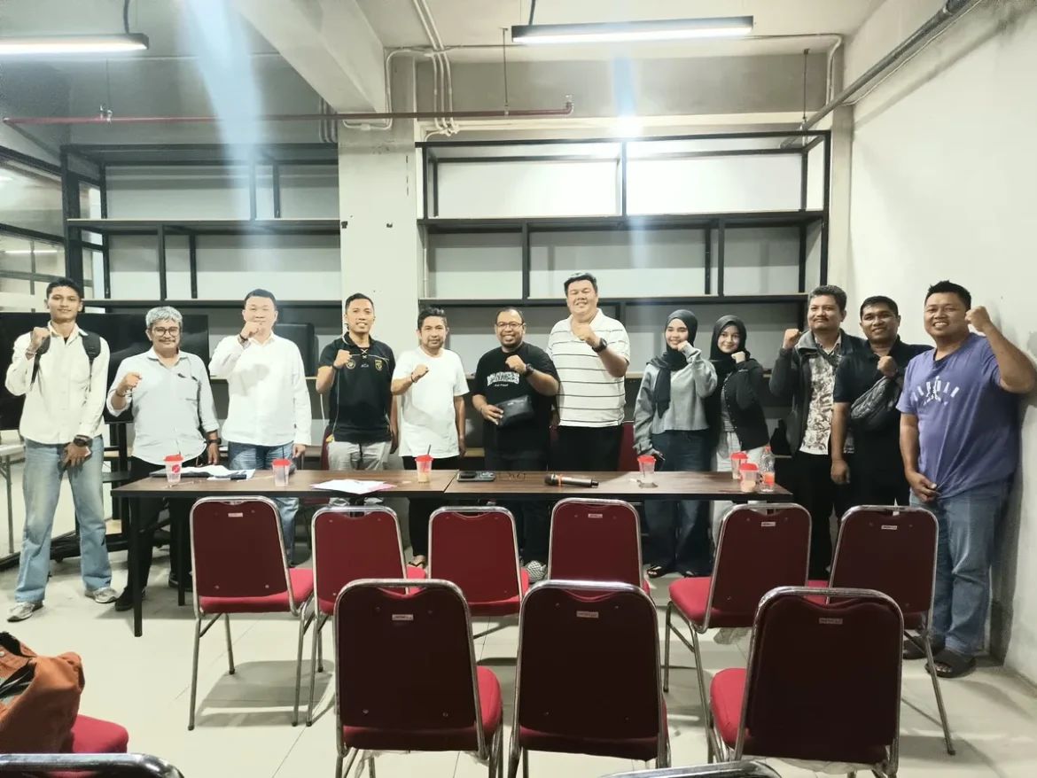DISKUSI-Ketua Umum DPD Perbasi Kalsel, H.M. Syaripuddin, saat silaturahmi dan diskusi bersama perwakilan penyelenggara event bola basket di Red Lane Coffee & Space Banjarmasin.(foto: Tolah/brt)