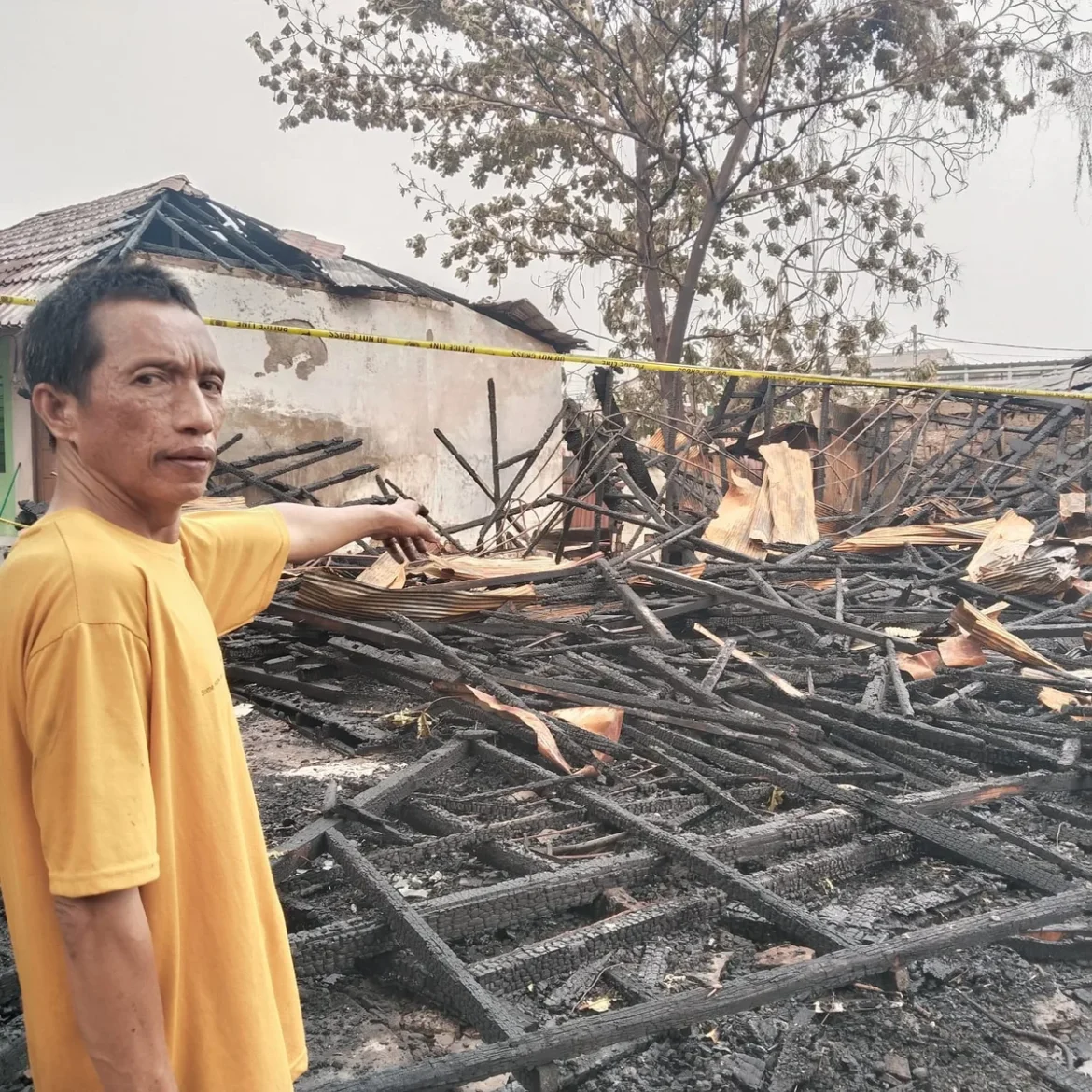 BANGUNAN LUDES - Roni penyewa rumah Bahari yang terbakar saat menunjukkan ludesnya bangunan di Jalan Bandarmasih Komp DPR Banjarmasin Barat, yang terjadi Selasa (20/10/2026) dinihari. (foto:sum/brt).