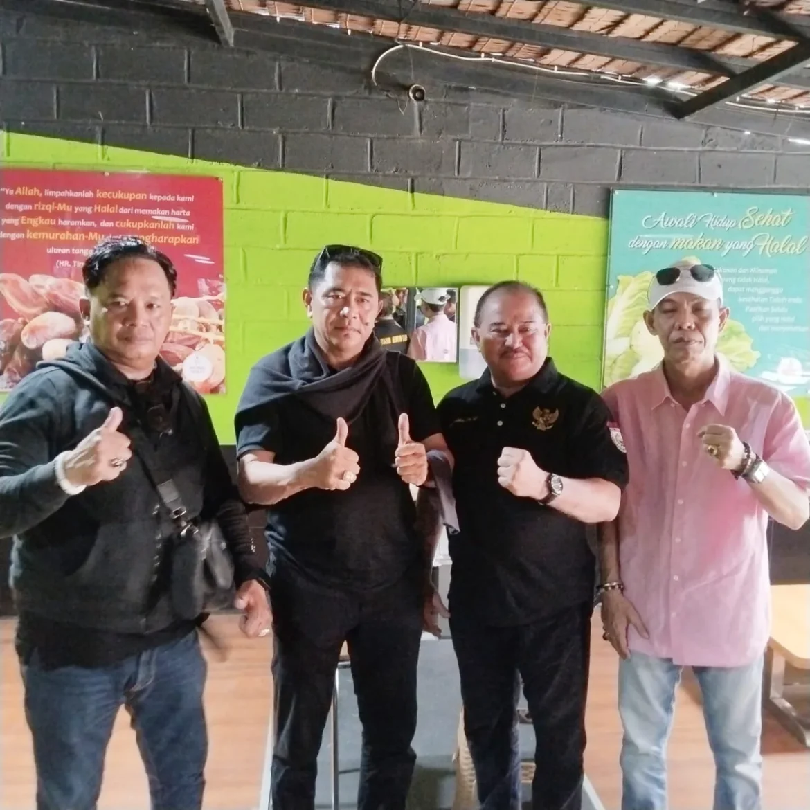 Ketua Dewan Pimpinan Daerah (DPD) Pembela Kesatuan Tanah Air Indonesia Bersatu (PEKAT-IB) Kalsel, H. Suriansyah alias Bang Suri saat foto bersama jajarannya usai silaturahmi, Selasa (20/10/2026). (foto:sum/brt).
