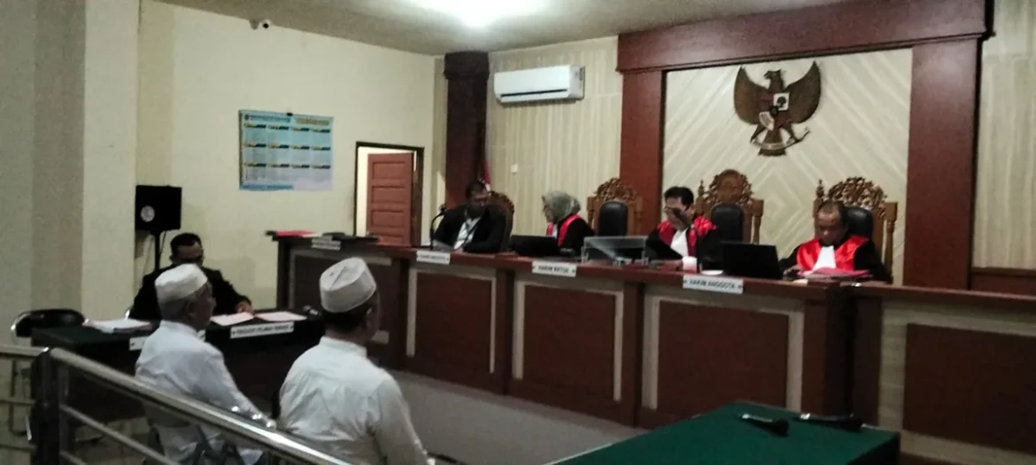 terdakwa saat mendengarkan JPU membacakan surat dakwaan pada sidang di PN Banjarmasin.