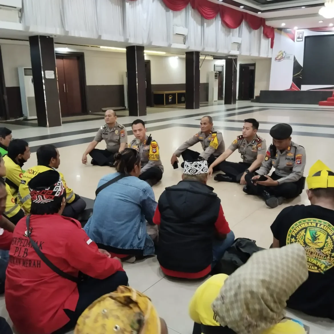 RESPON KELUHAN - Kapolresta Banjarmasin Kombes Pol Riza Muttaqin di sela-sela Gerakan Pangan Sedunia di Mapolresta saat merespons keluhan warga terkait permukiman yang kekurangan air bersih, Rabu (21/10/2026) pagi. (foto:sum/brt).