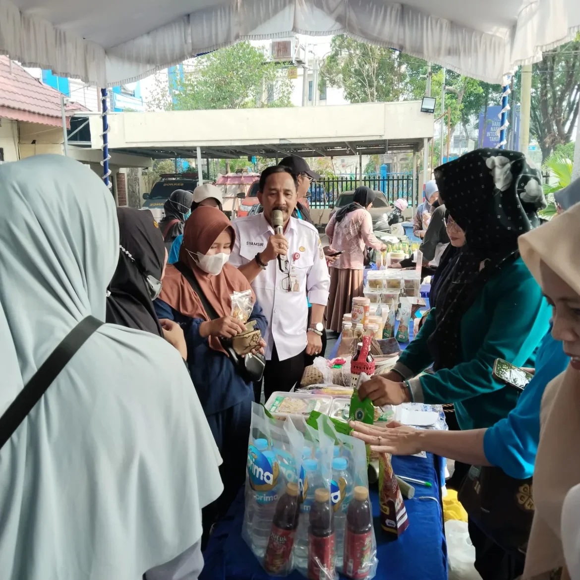 Kepala Dinas Pertanian dan Ketahanan Pangan (DPKP) Provinsi Kalsel, Syamsir Rahman saat mempromosikan diskon harga sembako dalam rangka hari Pangan Sedunia, di stand DPKP Provinsi Kalsel, Rabu (21/10/2026) pagi. (foto:istimewa)