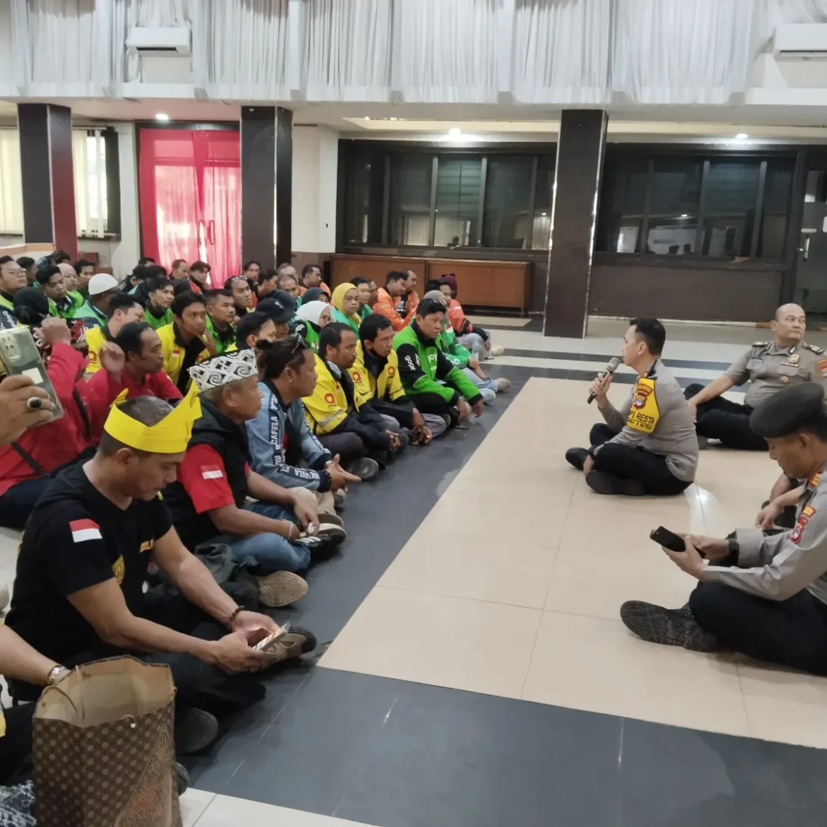 ANTISIPASI BALI - Kapolresta Banjarmasin Kombes Pol Riza Muttaqin menjelaskan antisipasi keluhan balap liar, kepada Ormas dan ojek online, Rabu (21/10/2026). (foto:sum/brt)