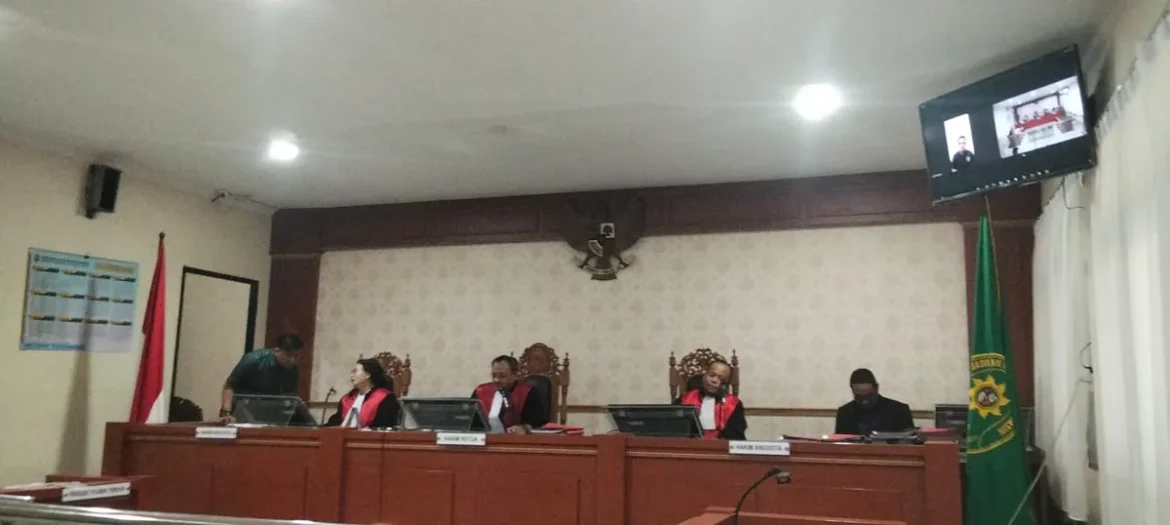 Majelis hakim yang diketuai Aries Dedy SH saat membacakan amar putusan untuk terdakwa Paisal Arif alias Ucil pada sidang lanjutan di PN Banjarrmasin.