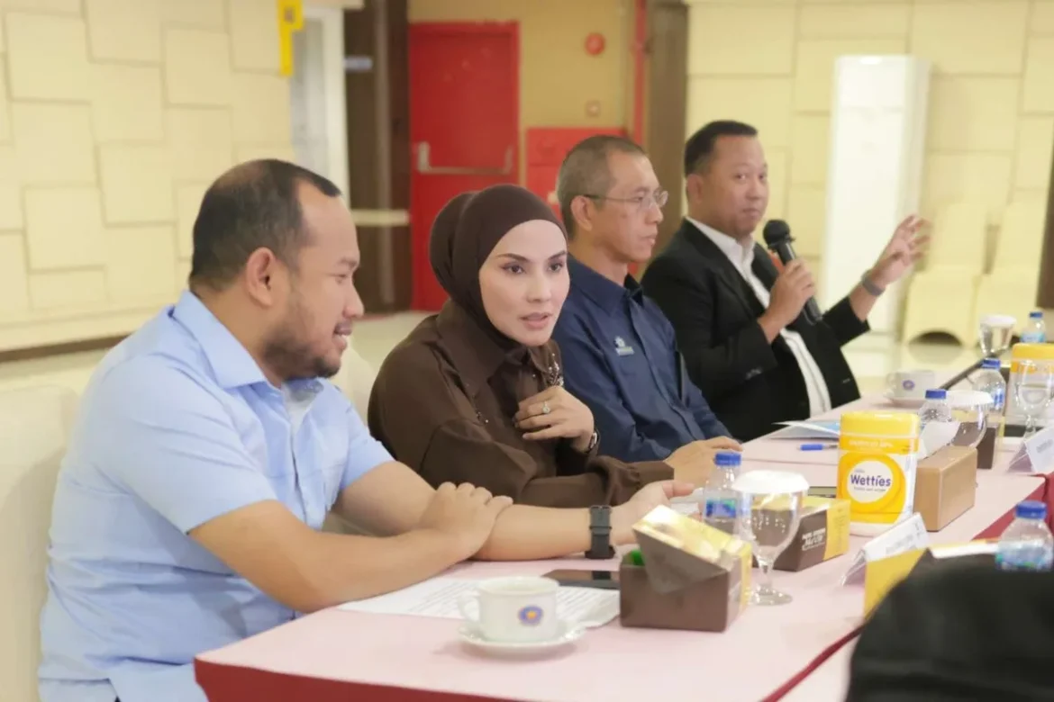 TAMBAHAN KOUTA-Komisi III DPRD Provinsi Kalsel sampaikan usulan penambahan kouta BBM jenis Biosolar dari Koperasi Mina Membangun Mandiri disampaikan ke BPH Migas di Jakarta.(foto : humasdprdkalsel)