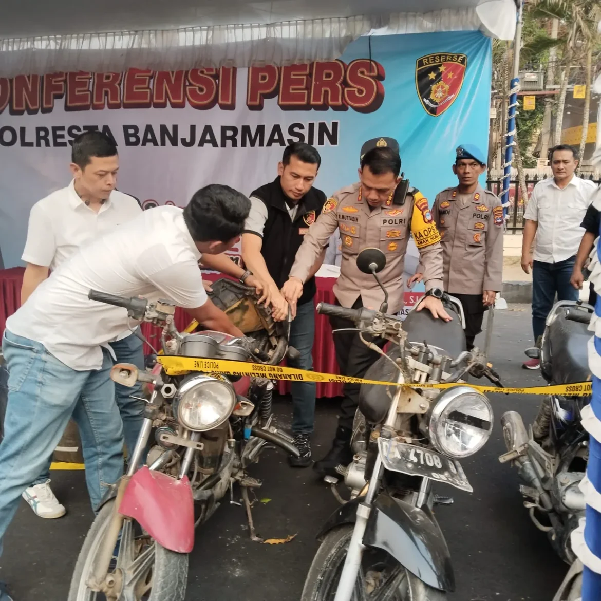 BARBUK PELANSIR - Tiga motor Suzuki Thunder dan satu Truk disita Satreskrim karena diduga kuat melansir dengan modus menambah tangki BBM, digelar Kapolresta Banjarmasin Kombes Pol Riza Muttaqin dalam Konferensi Pers kepada awak media, Rabu (21/10/2026). (foto:sum/brt)