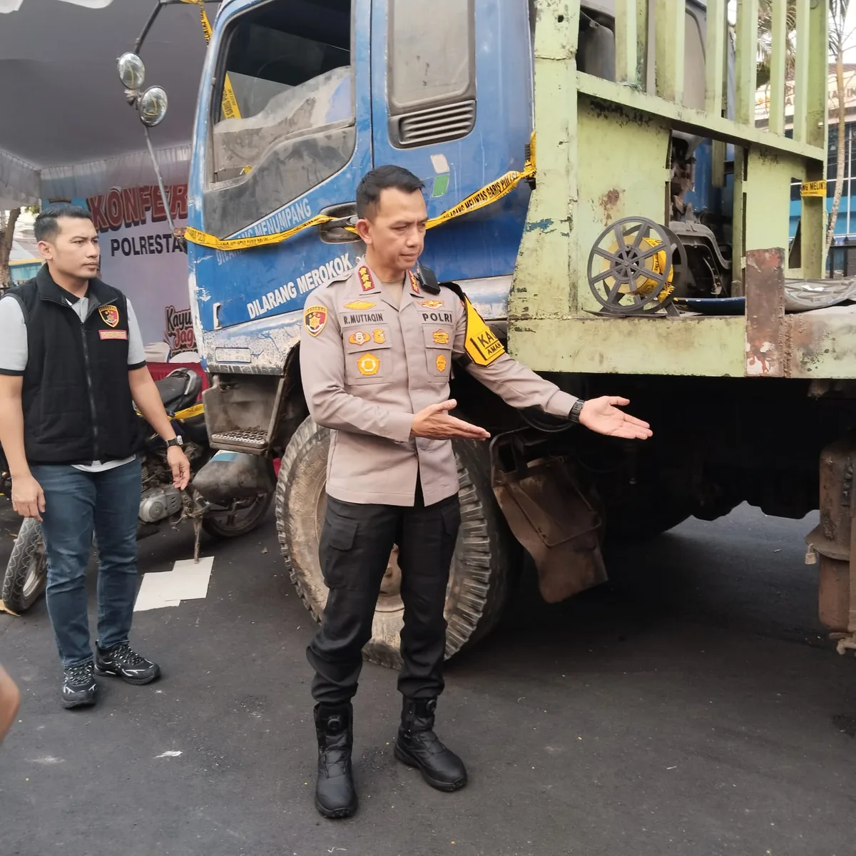 BARBUK PELANSIR - Tiga motor Suzuki Thunder dan satu Truk disita Satreskrim karena diduga kuat melansir dengan modus menambah tangki BBM, digelar Kapolresta Banjarmasin Kombes Pol Riza Muttaqin dalam Konferensi Pers kepada awak media, Rabu (21/10/2026). (foto:sum/brt)