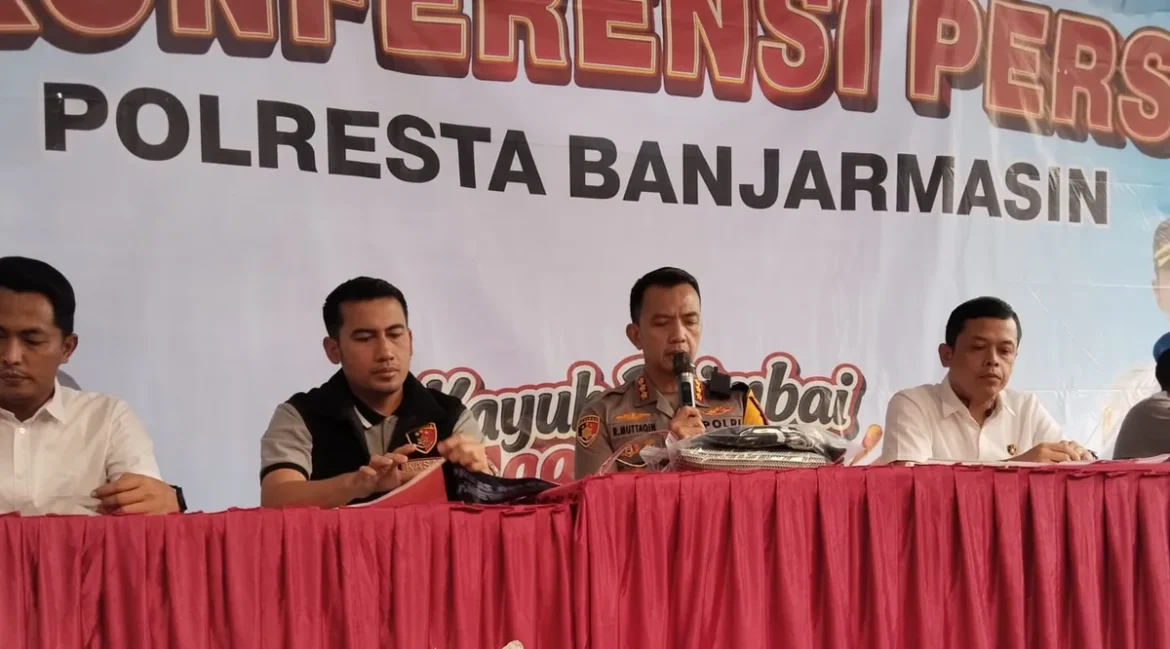 PERKELAHIAN ANAK - Kapolresta Banjarmasin, Kombes Pol Riza Muttaqin dalam Konferensi Pers terkait ungkap perkelahian pelajar, Kamis (22/10/2026). (foto:sum/brt)