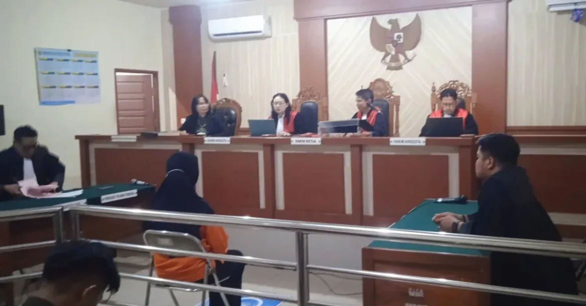 Terdakwa Henny Rupianti SH saat mendengarkan jaksa membacakan nota tuntutannya.