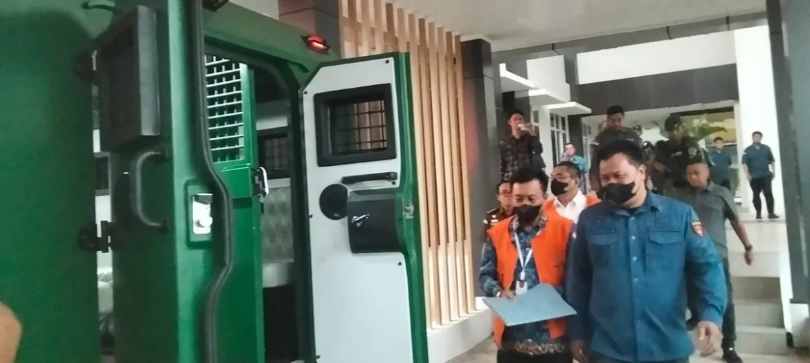 Ketiga tersangka saat akan memasuki mobil tahanan yang akan membawa mereka ke Lapas Banjarbaru (Foto Istimewa)