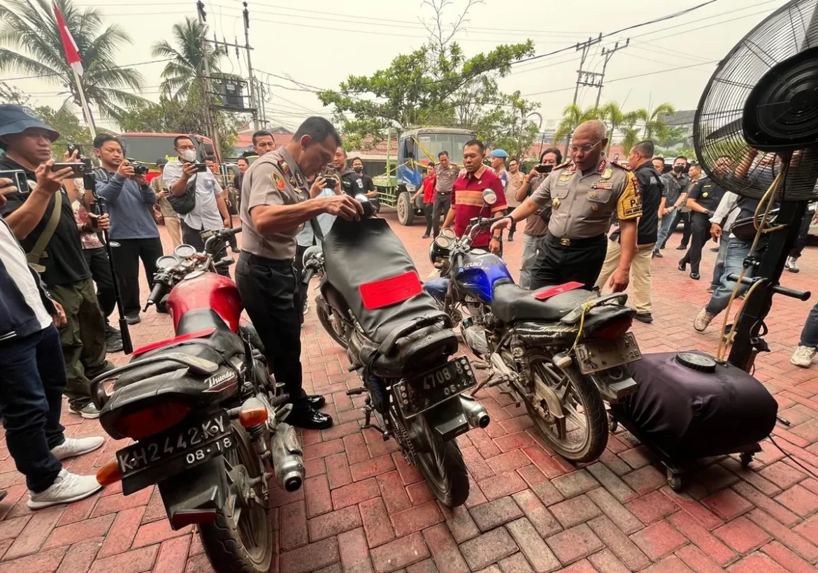 BARANG BUKTI BBM - Kapolda Kalsel Irjen Pol Rosyanto Yudha Hermawan didampingi Dirreskrimsus Kombes Pol Sigit Haryono memeriksa kendaraan yang digunakan tersangka untuk mengangkut BBM bersubsidi ilegal saat konferensi pers di Ditreskrimsus Polda Kalsel, Jumat (23/10/2026). Polisi mengamankan 7.825 liter BBM dan 22 unit kendaraan dari 18 kasus. (foto: Iman Satria)
