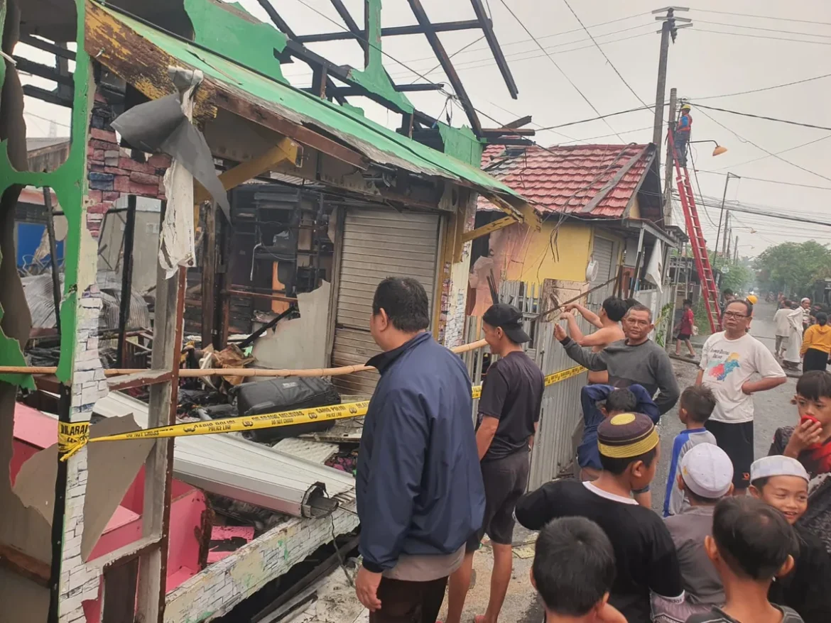 PASCA KEBAKARAN - Kondisi dua rumah yang terbakar di Batu Merah I, RT 48 RW 04 Jalan Sungai Andai, Kelurahan Sungai Andai, Kecamatan Banjarmasin Utara, Jumat (23/10/2026) dini hari. (foto:istimewa)