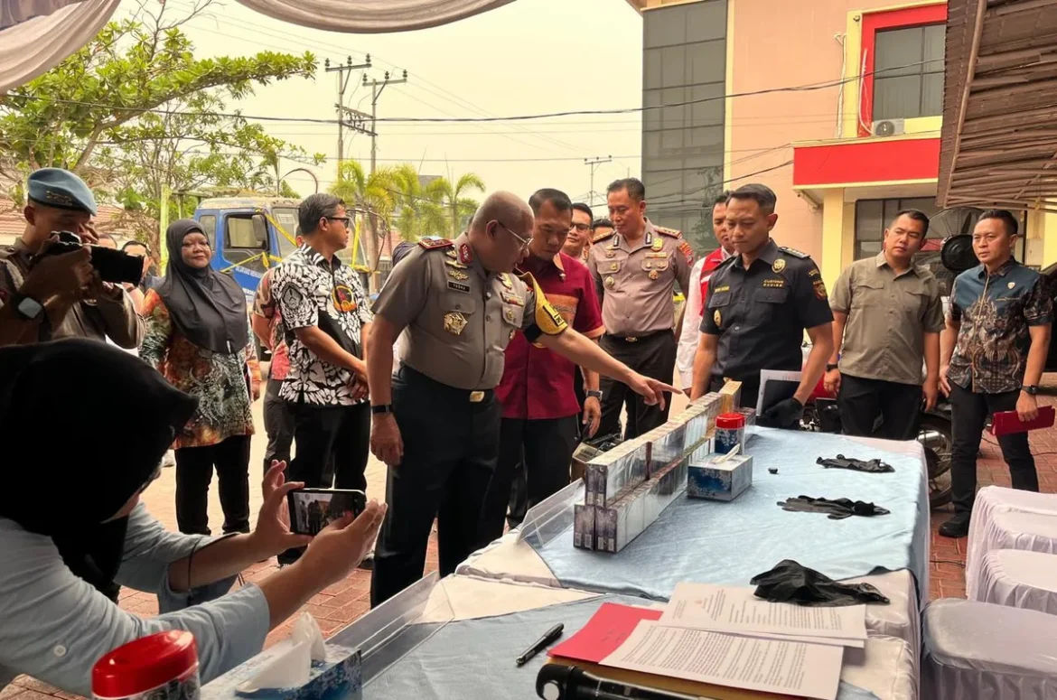 BARANG BUKTI ROKOK ILEGAL - Kapolda Kalsel Irjen Pol Rosyanto Yudha Hermawan memeriksa barang bukti 1,04 juta batang rokok ilegal asal Jawa Timur yang diangkut menggunakan truk di Jalan Trikora Banjarbaru, saat konferensi pers di Ditreskrimsus Polda Kalsel, Jumat (23/10/2026). (foto: Iman Satria)