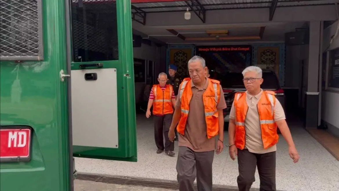 DIKAWAL KEJAKSAAN – Para tersangka kasus dugaan korupsi pengelolaan keuangan PDAM Barito Kuala digiring menuju mobil tahanan usai pelimpahan tahap II di Kejari Barito Kuala, Jumat (23/10/2026) sore