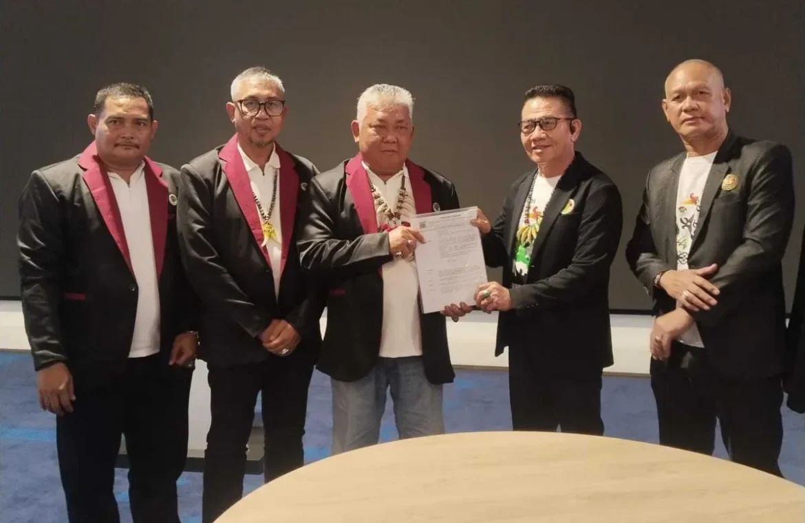 TERIMA SK - Ketua DPW GEPAK Kalsel H Junaidi saat menerima SK dari Ketum DPP GEPAK Abraham Ingan di Samarinda, Kaltim, Sabtu (23/10/2026). (foto: Mercy)