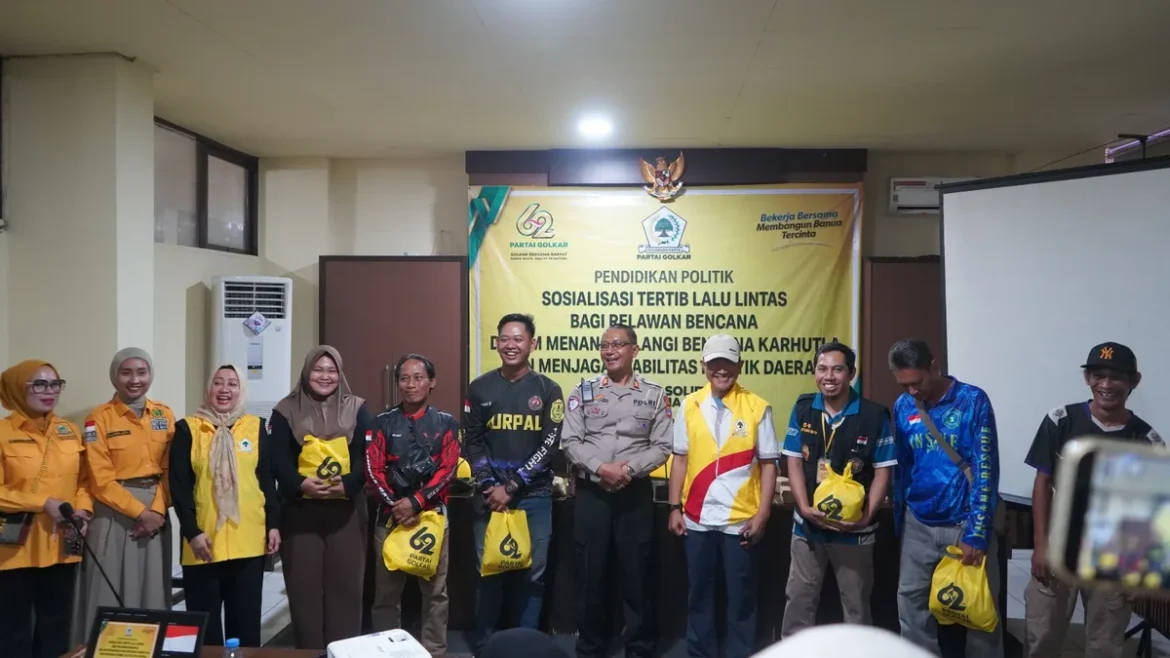 PENYERAHAN SIMBOLIS-Paket bantuan sembako untuk relawan pemadam kebakaran di Banjarmasin diserahkan secara simbolis oleh Bendahara DPD Partai Golkar Provinsi Kalsel, Hj Dewi Damayanti Said dan Wakil Ketua DPD Partai Golkar Kalsel Bidang Organisasi, H Gusti Perdana Kesuma.(foto : ist) TALI ASIH-Bendahara DPD Partai Golkar Provinsi Kalsel, Hj Dewi Damayanti Said dan Wakil Ketua DPD Partai Golkar Kalsel Bidang Organisasi, H Gusti Perdana Kesuma juga menyerahkan tali asih dan paket bantuan sembako kepada dua relawan pemadam kebakaran yang meninggal dunia dan diterima oleh pihak keluarga.(foto : ist)