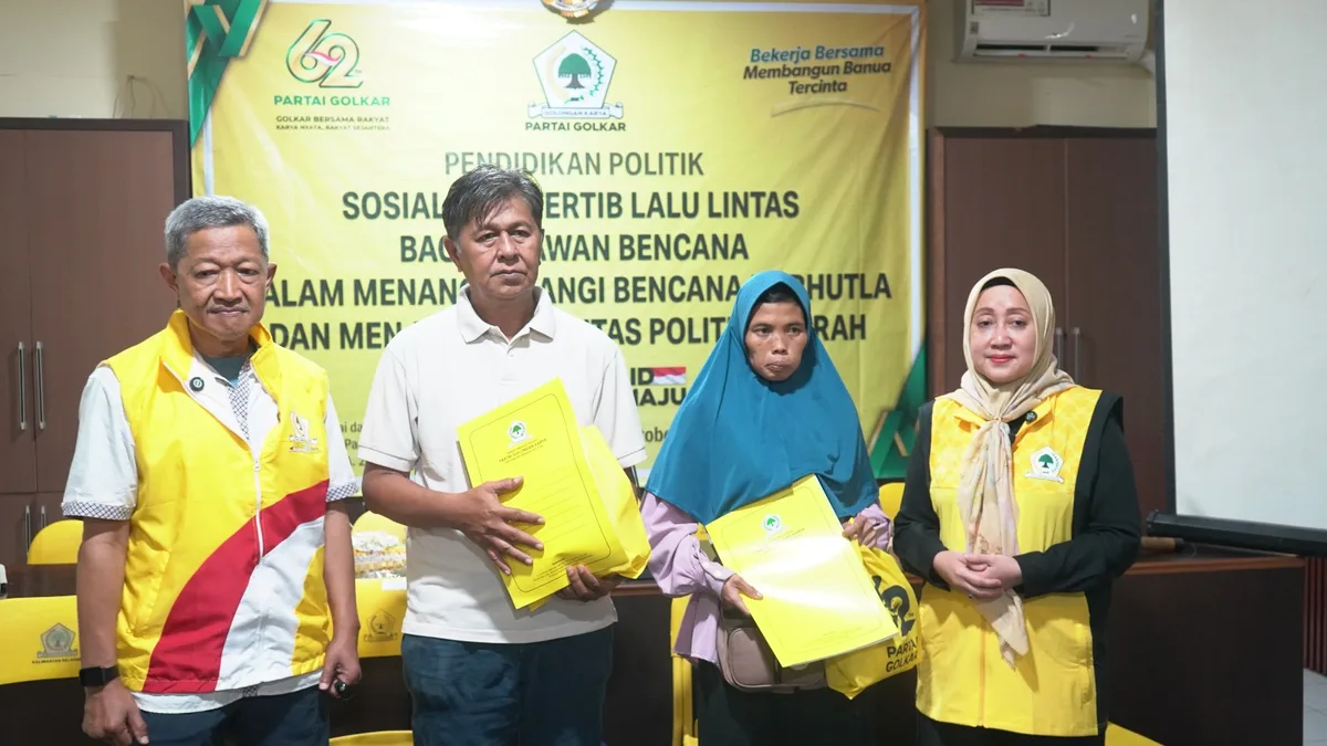 PENYERAHAN SIMBOLIS-Paket bantuan sembako untuk relawan pemadam kebakaran di Banjarmasin diserahkan secara simbolis oleh Bendahara DPD Partai Golkar Provinsi Kalsel, Hj Dewi Damayanti Said dan Wakil Ketua DPD Partai Golkar Kalsel Bidang Organisasi, H Gusti Perdana Kesuma.(foto : ist) TALI ASIH-Bendahara DPD Partai Golkar Provinsi Kalsel, Hj Dewi Damayanti Said dan Wakil Ketua DPD Partai Golkar Kalsel Bidang Organisasi, H Gusti Perdana Kesuma juga menyerahkan tali asih dan paket bantuan sembako kepada dua relawan pemadam kebakaran yang meninggal dunia dan diterima oleh pihak keluarga.(foto : ist)