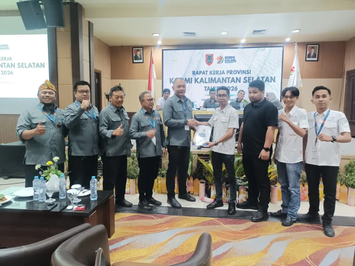 Sekretaris KORMI Kalsel, Wahyudi Rahman, S.E., M.M, menyerahkan SK tuan rumah Forprov kepada KORMI Tapin pada Rapat Kerja Provinsi KORMI Kalsel, Sabtu (24/10/2026), di Hotel Aria Barito Banjarmasin. (foto: Tolah/brt)