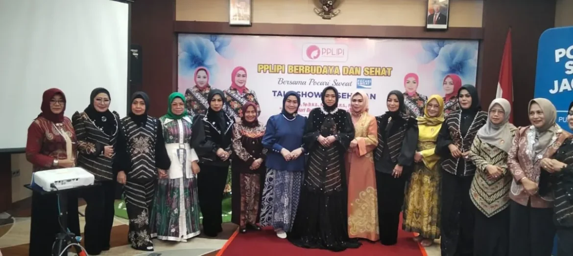 ua DPW PPLIPI Kalsel Dawang Wijayati SH MH saat foto bersama Dewan Penasehat Masrufah Syarifuddin dan para peraga busana sasirangan yang kemudian dilelang dananya untuk diamalan.