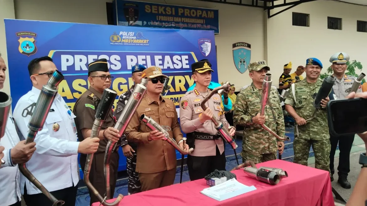 Kapolresta Banjarmasin Kombes Pol Riza Muttaqin) bersama Wali Kota Banjarmasin H.M. Yamin H.R. dan Dandim 1007/Banjarmasin Kol Czi Slamet Riyadi serta Kasat Lantas AKP Embang Pramono saat menunjukkan barang bukti knalpot brong sebelum Operasi Patuh Intan 2026 dimulai, Senin (26/10/2026) pagi. (foto: istimewa)